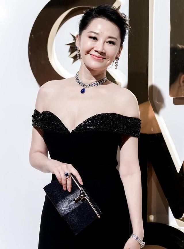 许晴穿一字肩礼裙尽显婀娜多姿的身段好身材真让人羡慕