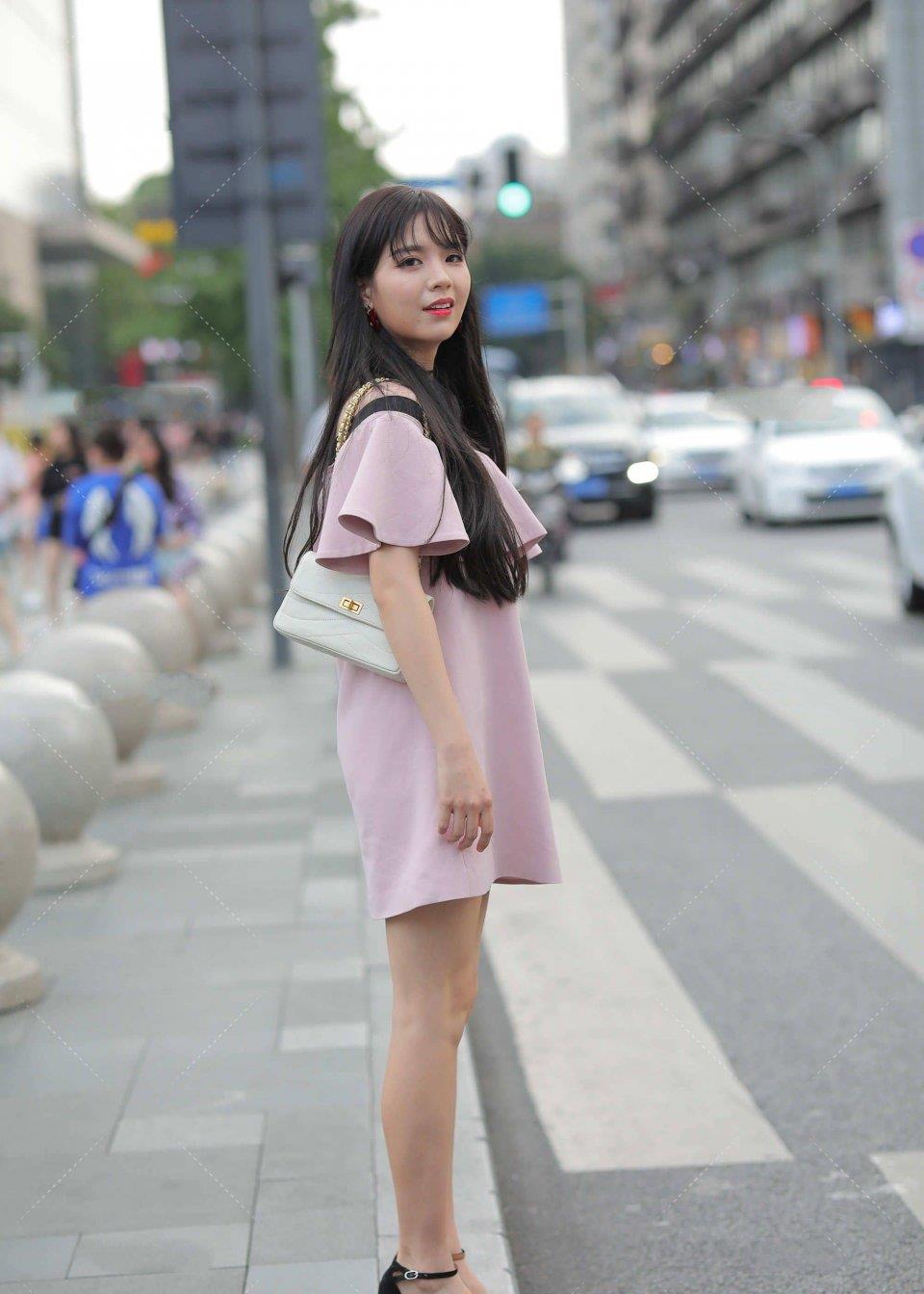 公交车站的纯洁少女,一身肩装,时尚又好看|前卫|酷风|少女_新浪新闻