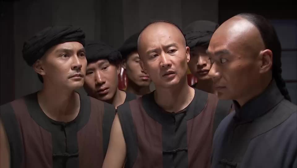 铁甲舰上的男人们龙翔宇想让夫役上舰可是军门让他走开