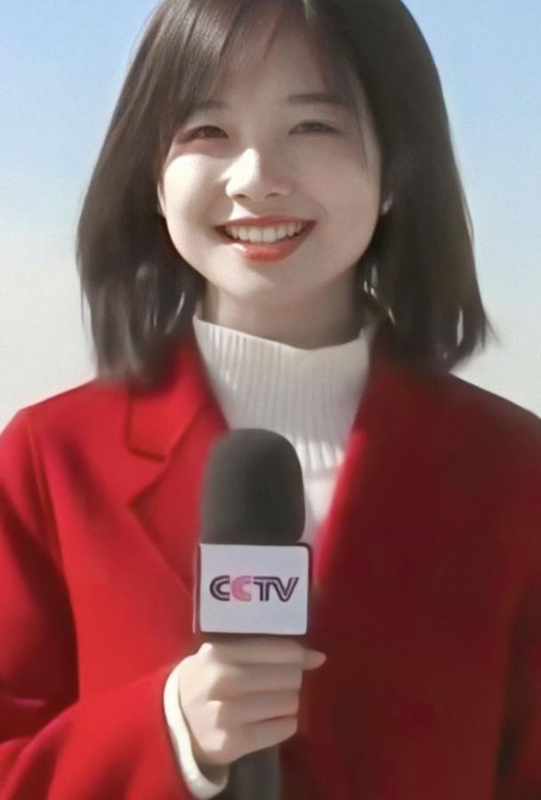 王冰冰不愧“最美记者”,穿红大衣配白毛衣美成初恋,笑起来真甜