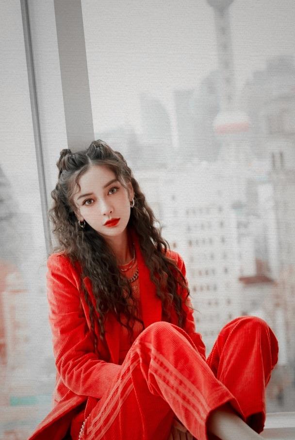 杨颖太适合红色,穿上红妆让人一眼万年!