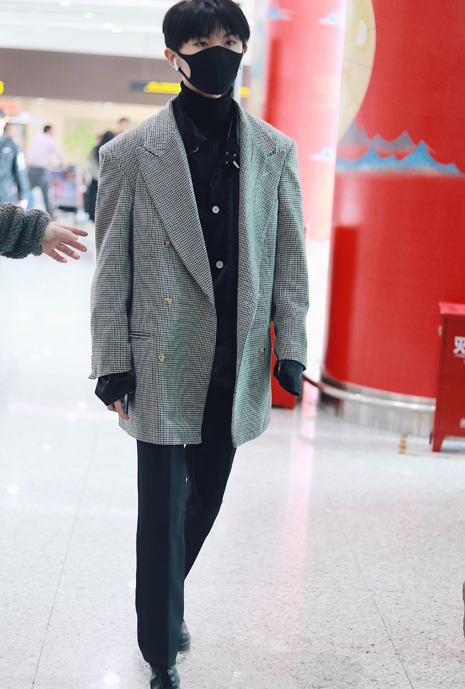 马嘉祺私服穿搭简单干净是疯狂心动的男孩没错了