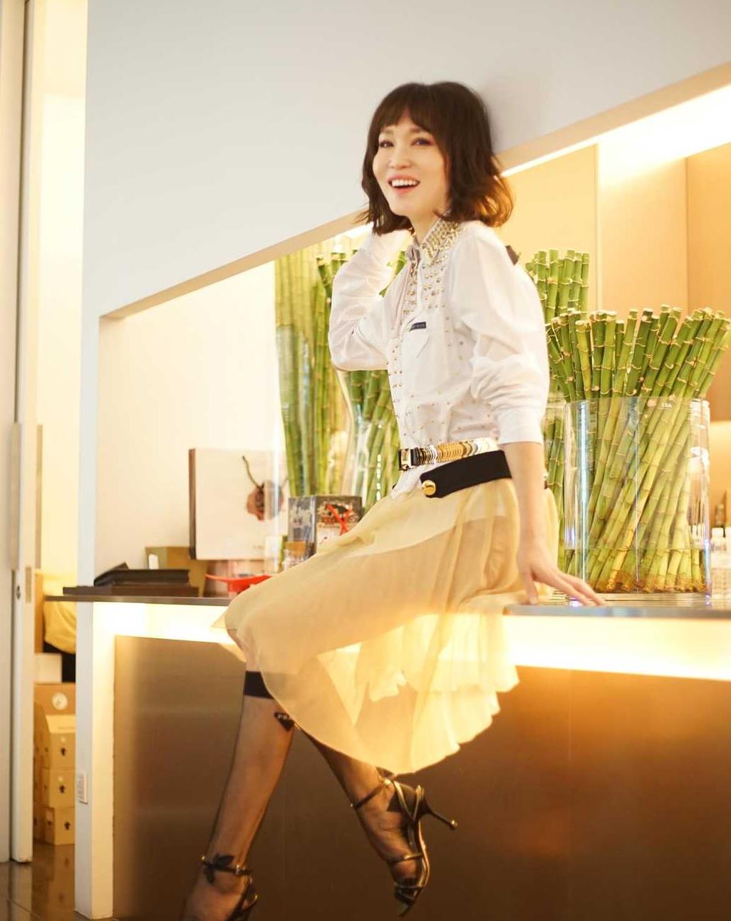 被范文芳气质惊艳穿一袭无袖黑色连衣裙出席活动优雅大方