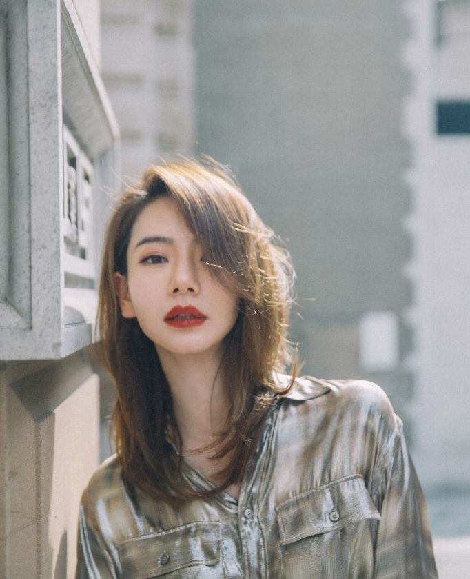 明星美照:图一戚薇休闲风穿搭,气质中长发造型,红唇惊艳!