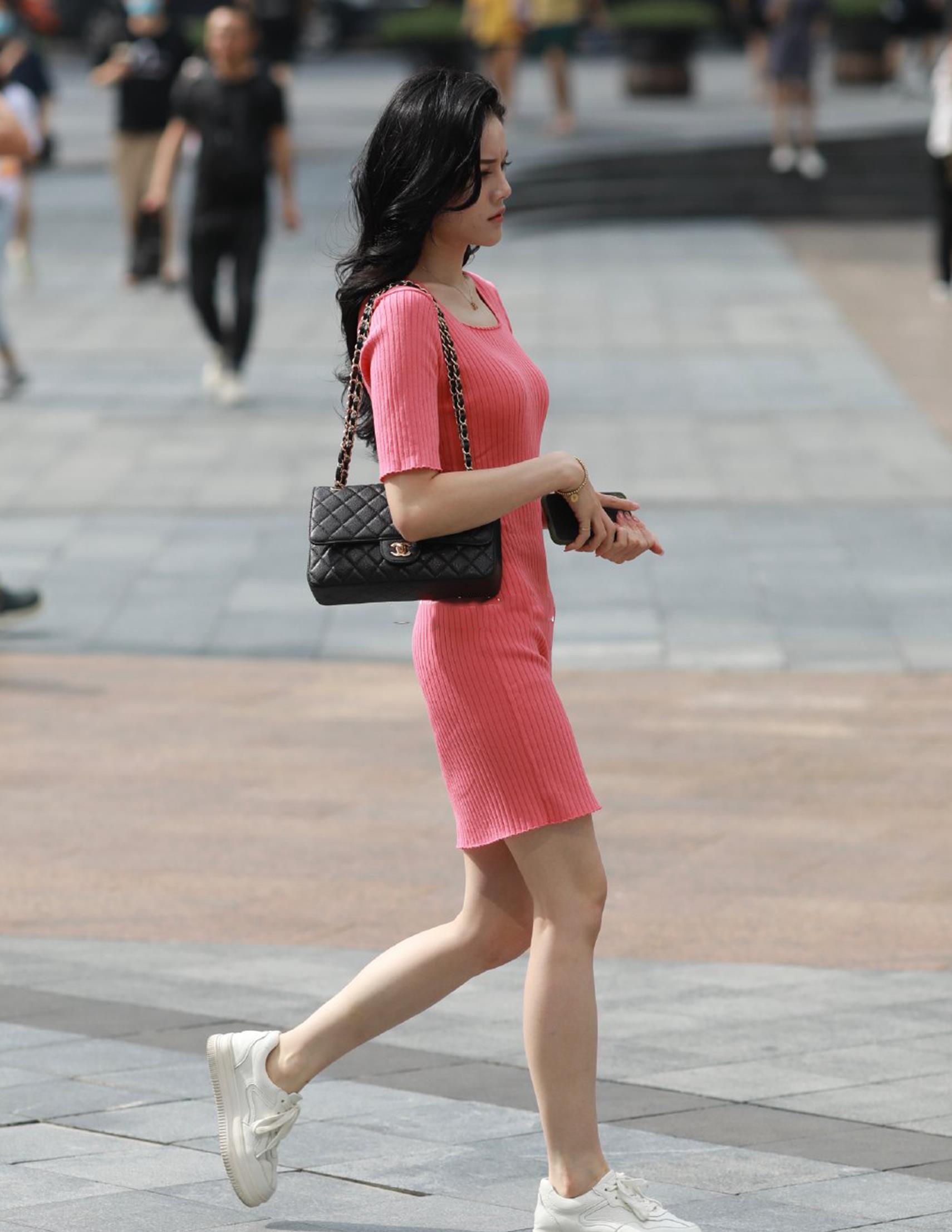 年轻的女孩穿连衣短裙最值得欣赏,穿出女人迷人的气质