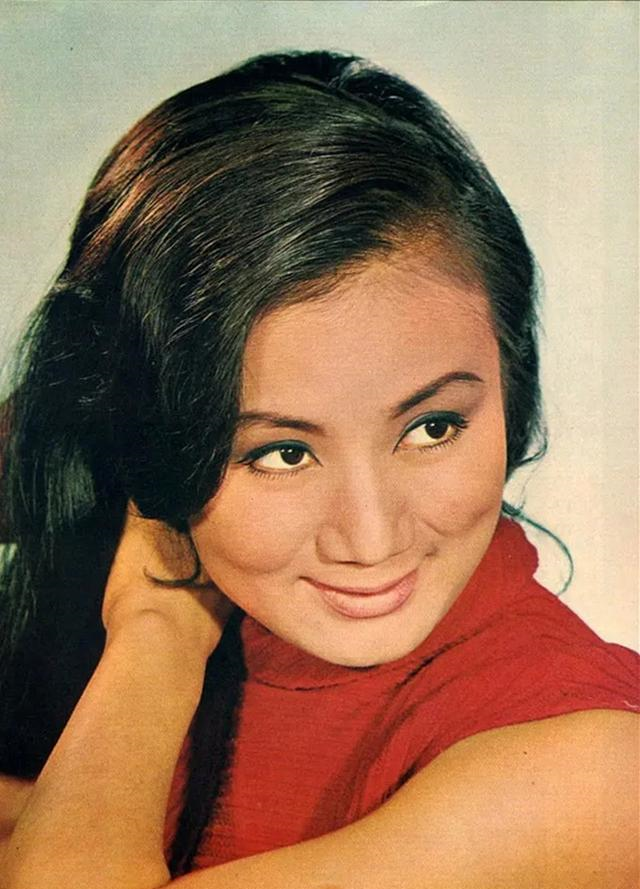 86岁曾江陪77岁妻子逛菜市场,身材发福精神好,主动拎包太贴心