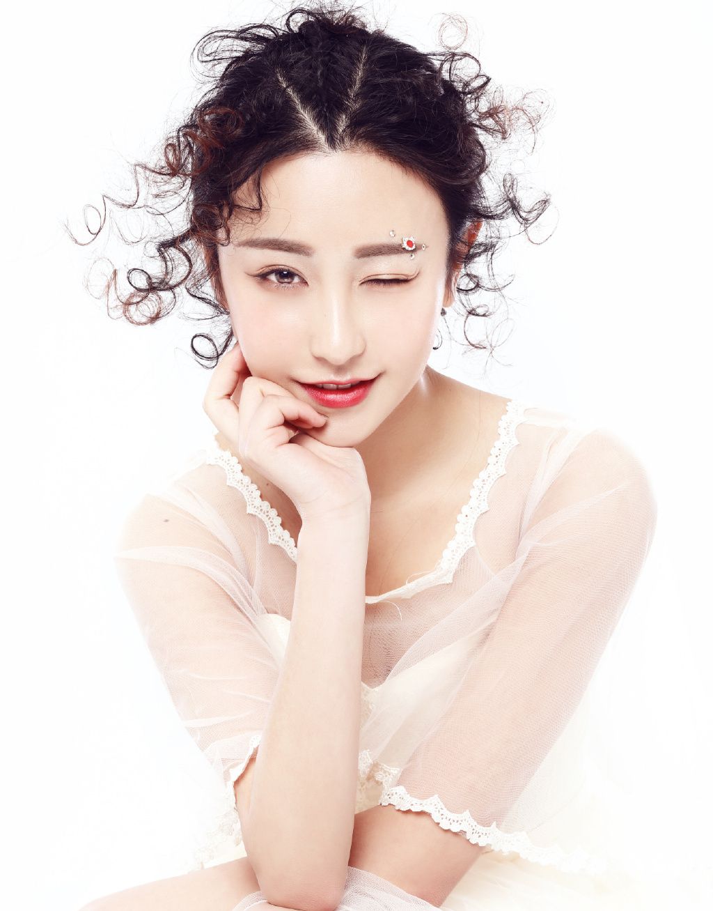 稚嫩甜美的朱圣祎,清澈甜美,冰清玉洁,可谓人如其名!