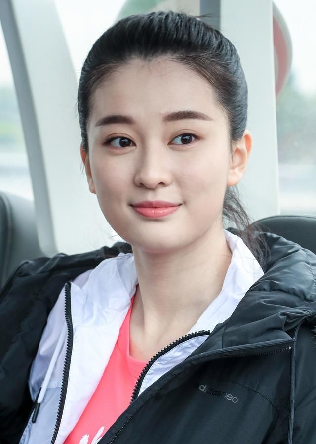 《欢乐颂》中的乔欣,其实不戴眼镜的她也很美