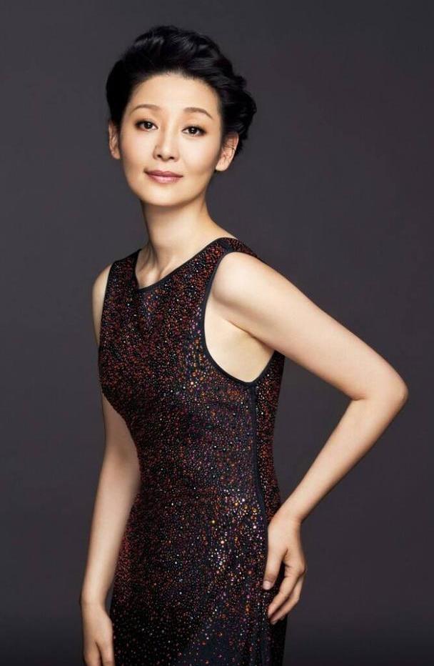 徐帆这次的发型终于弄对了，看着年轻不少还有气质，妆容也精致__财经头条