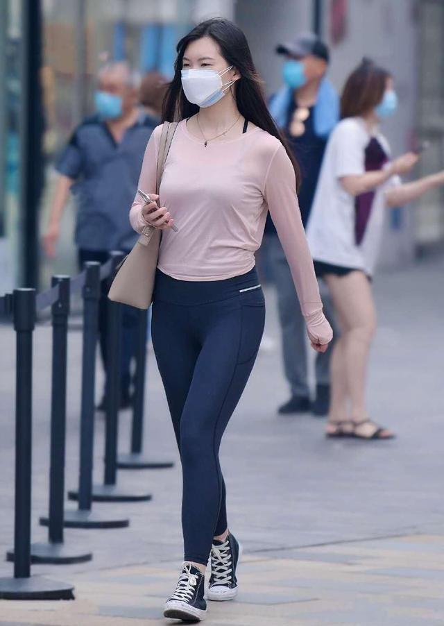 选择运动装的时尚女生,教科书式穿搭示范,舒适耐看又显身材