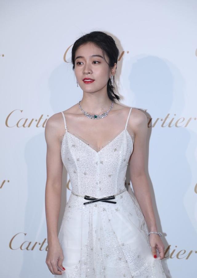 23岁张雪迎也忒甜穿白色吊带裙温柔浪漫好似冰雪公主