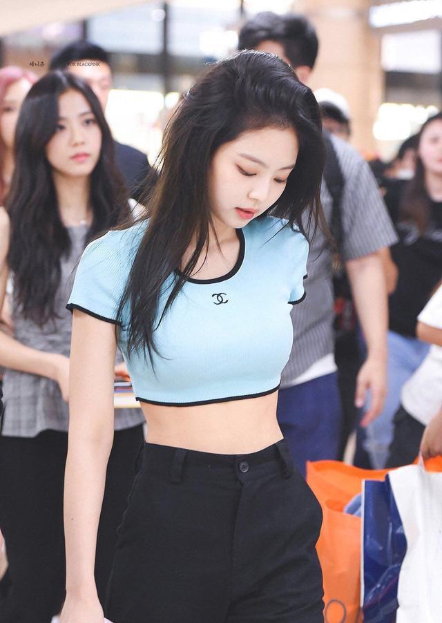 金智妮身材绝佳,小姐姐的穿搭时而性感妩媚,时而甜美可爱__财经头条