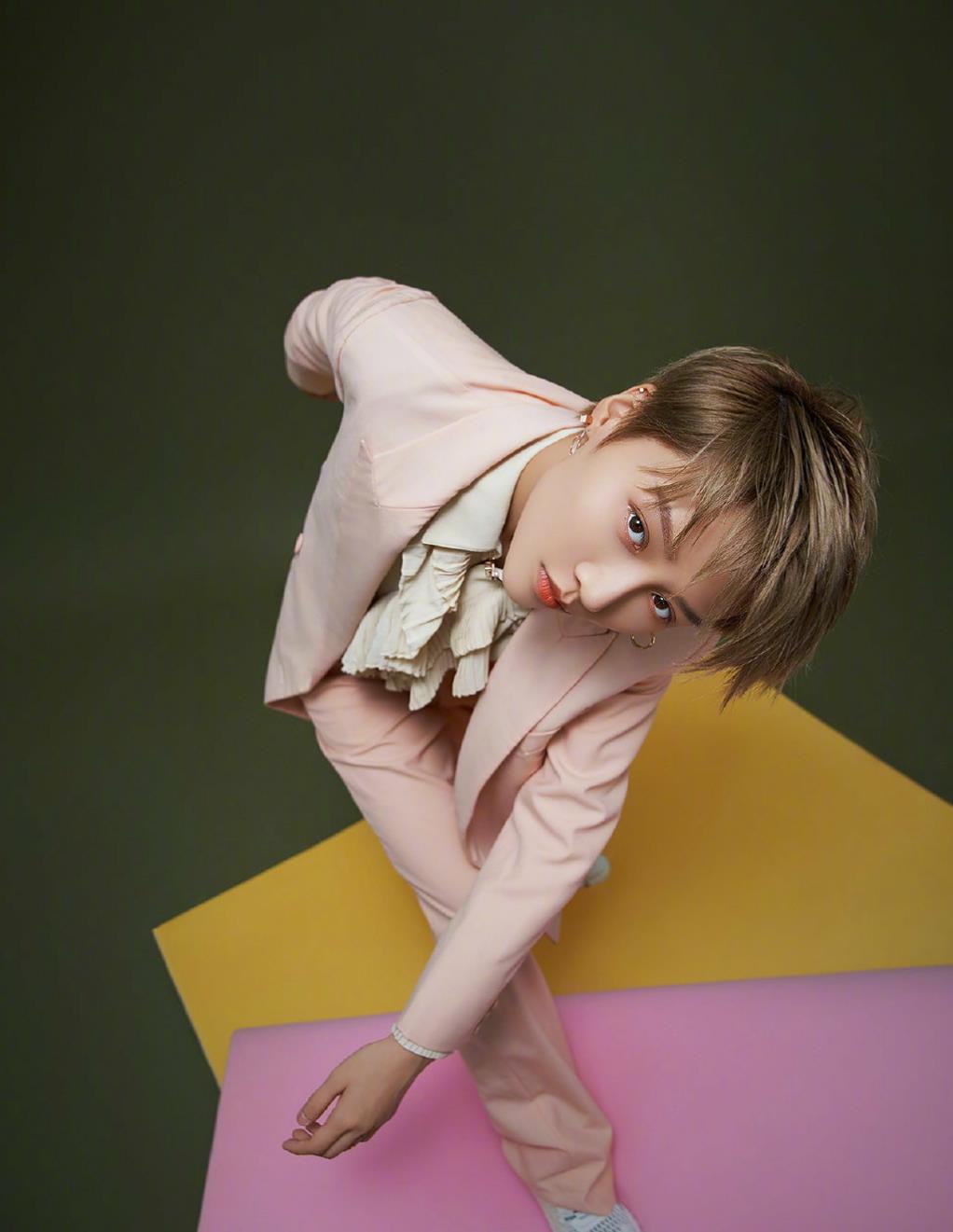 刘雨昕穿搭太酷了,干练短发潇洒随意,一身皮衣满满的冷酷气息