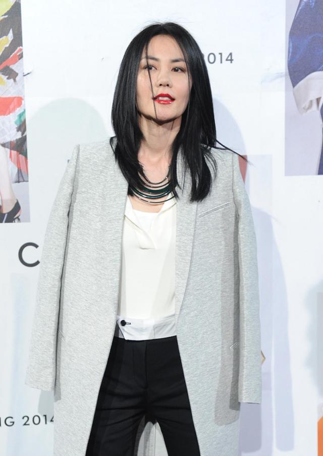 51岁王菲太会穿白衬衫配西裤风姿绰约气质完全不输小姑娘