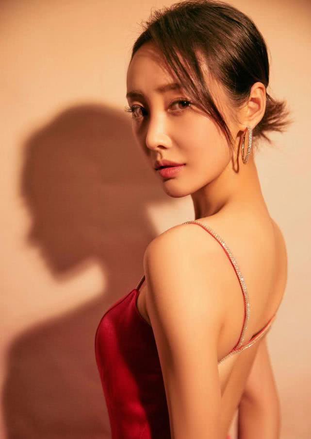 李纯好可爱,穿吊带裙气质优雅,甜美扎发更时尚