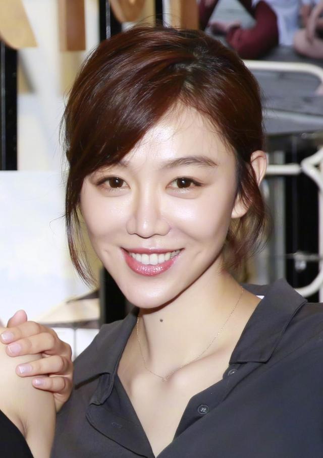 她就是"二胖"姜妍,一个被誉为"最美酒窝女孩"的年