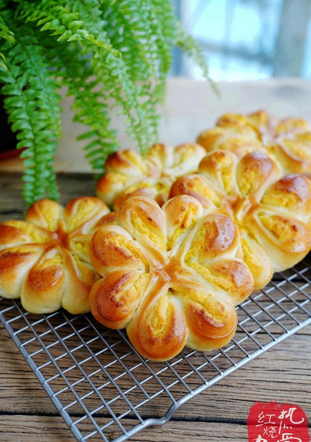 爱吃椰蓉的一定要试试这款面包,又香又软又甜,不比面包房做得差__财经