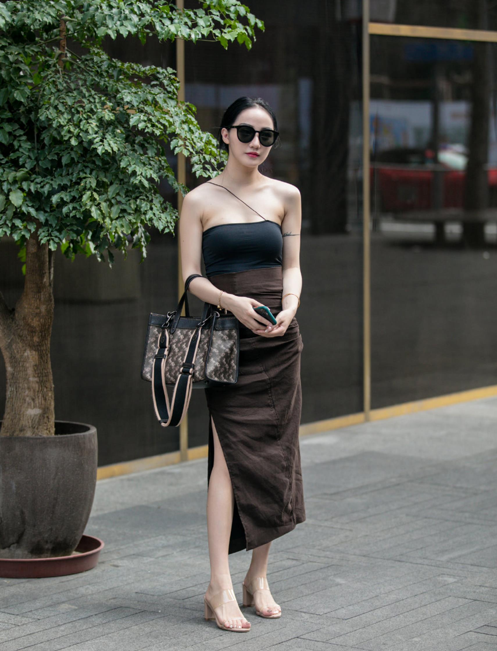 并不是黑色的穿搭就会显得成熟,个人的气质才是最关键的