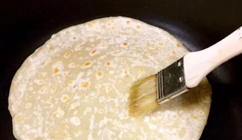 在做烙饼和面时,万万不可用凉水来和面,也别用开水来和面,最好选择50