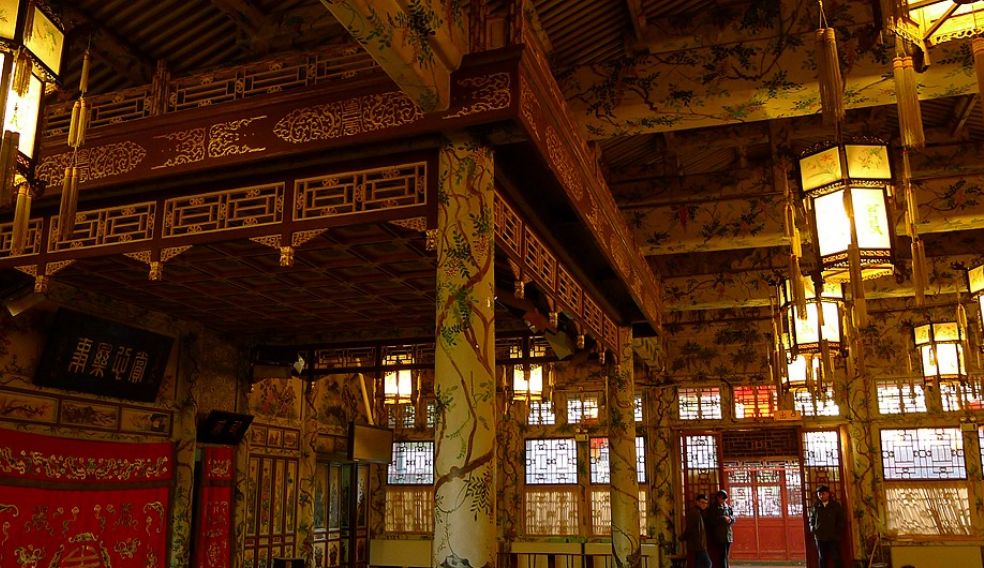 颐和园里有一座不挂匾的霁清轩,最大特点是藤萝彩画