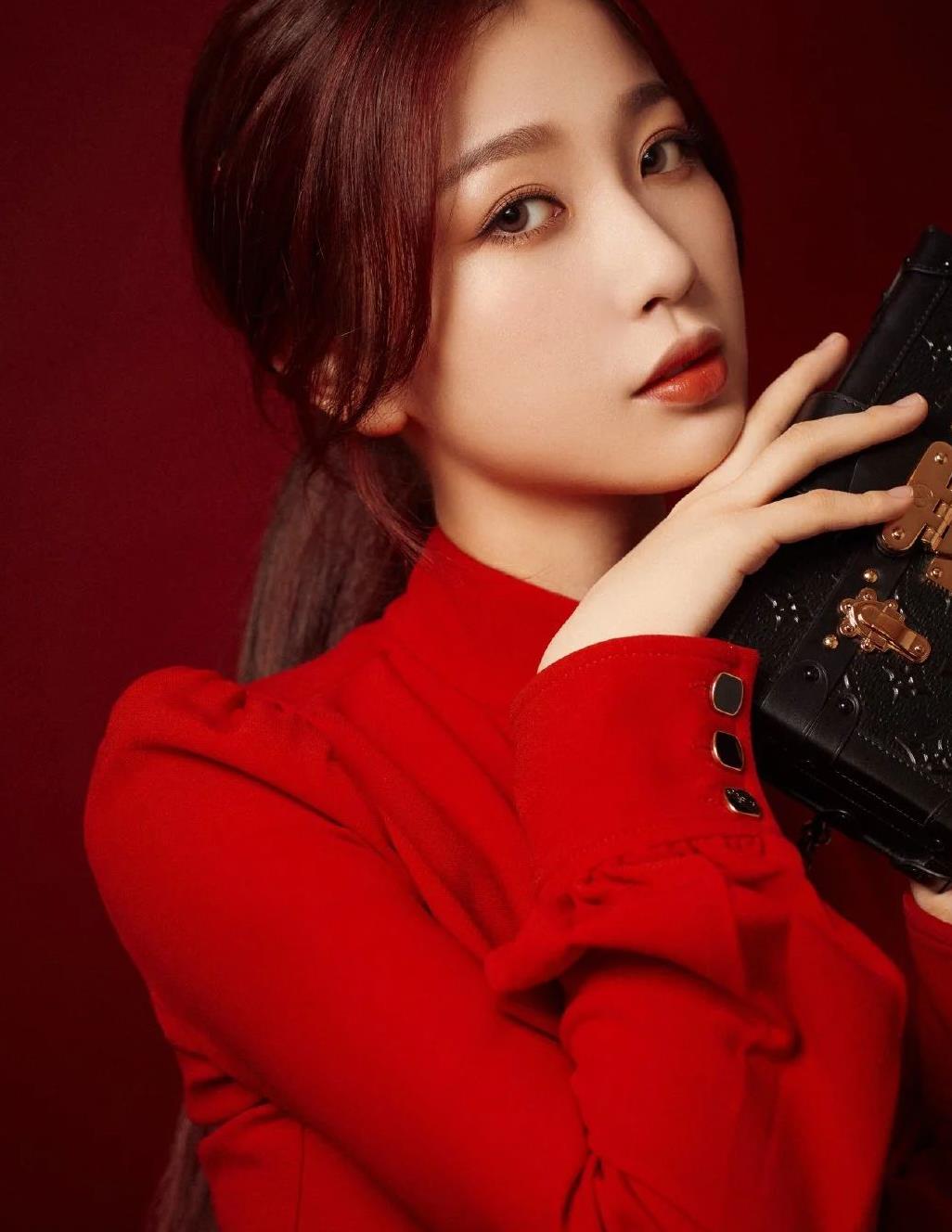 虞书欣出道后变化真是大浓妆红发出席活动成熟到快认不出来