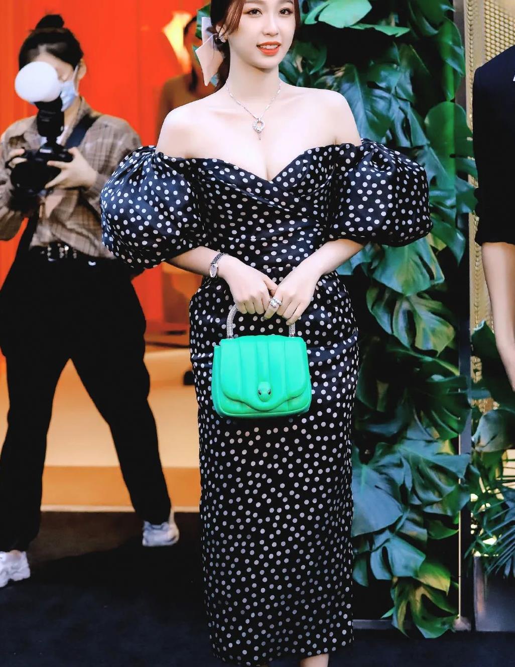 虞书欣终于不藏起好身材了!穿一袭波点露肩裙,女明星光环好耀眼