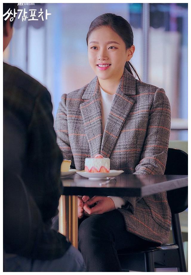 郑多恩戏剧作品不多,比较有名的大概是电影《魔女》,她饰演崔宇植的