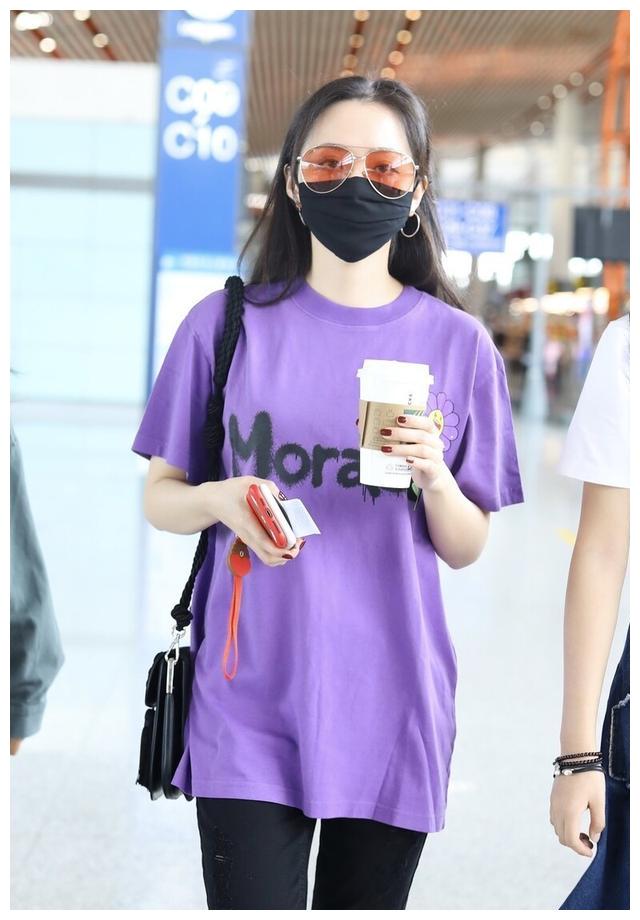 街拍:张靓颖穿紫色t恤配牛仔裤搭黑短靴,尽显简约时髦|张靓颖|短靴