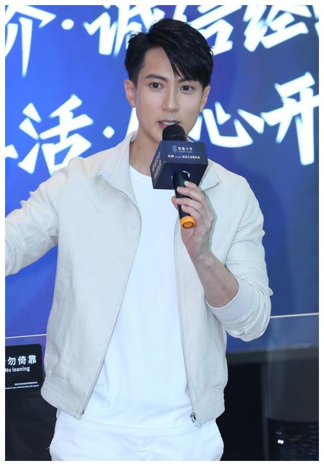 吴尊一身白衣现身活动,梳偏分头发彰显儒雅,宛如王子__财经头条