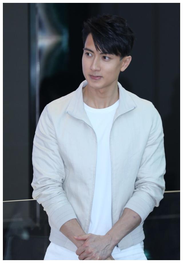 吴尊一身白衣现身活动,梳偏分头发彰显儒雅,宛如王子__财经头条