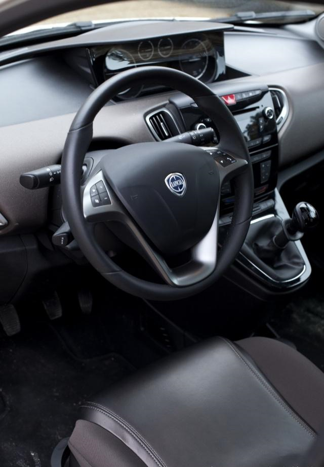 致女神节!驾驶座上的女性们,无须男人帮助,照样进行了汽车测试