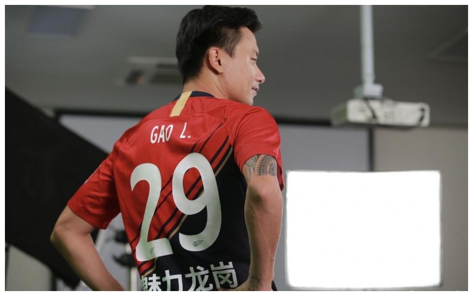 深圳发布新赛季球衣,郜林队长首位出镜,王永珀美女球迷亲密合影