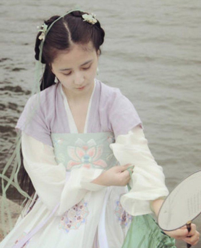 漫画家夏达身穿飘逸汉服灵气动人