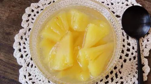 菠萝别再生吃了加上冰糖煮一煮做成菠萝罐头大人孩子超喜欢