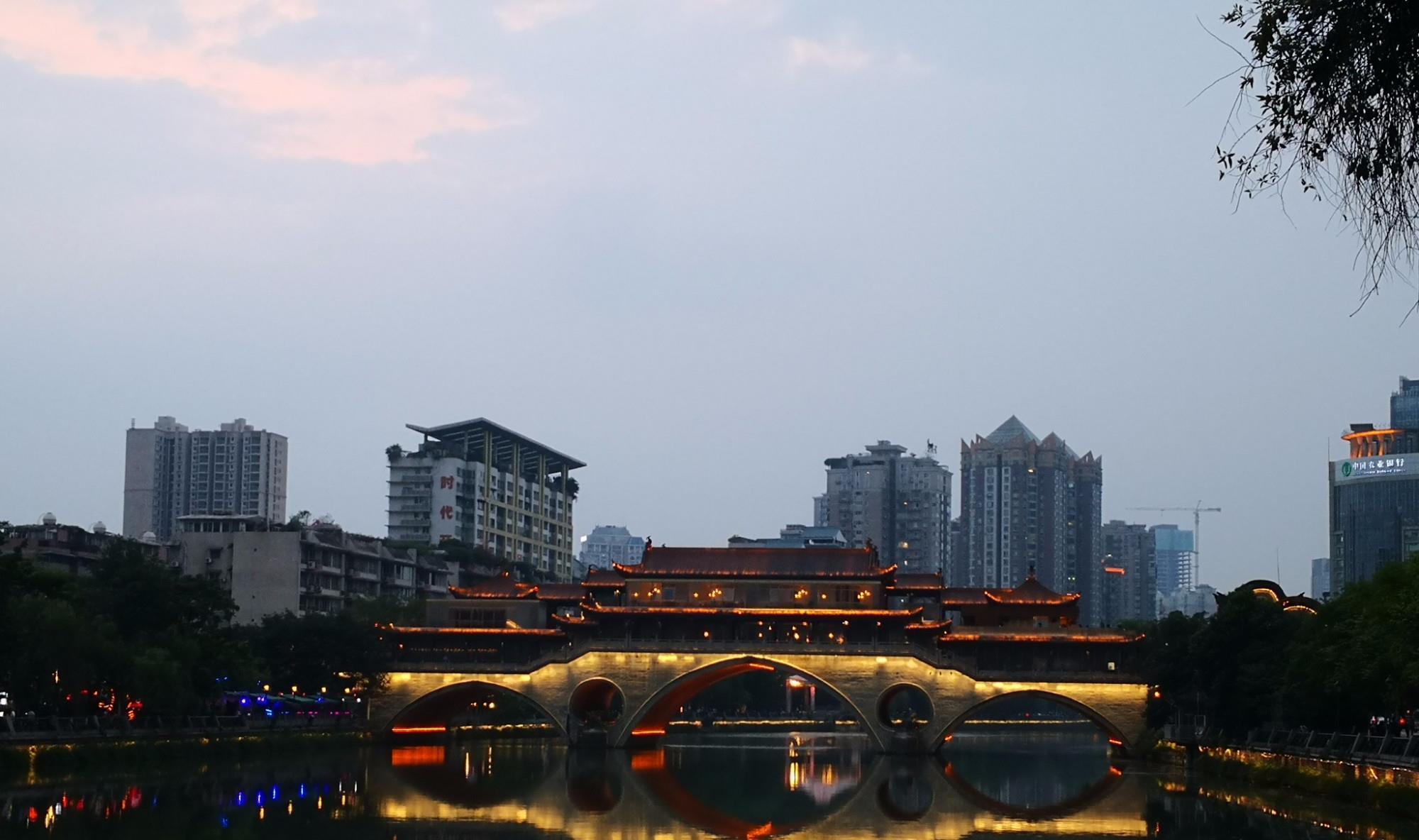 成都一座标志性廊桥,是都市夜生活的代表,常与另一座桥混淆