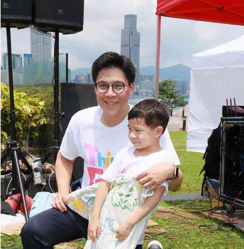 郭晶晶儿子长高了,7岁霍中曦穿西服套装,四六分身材大长腿抢镜