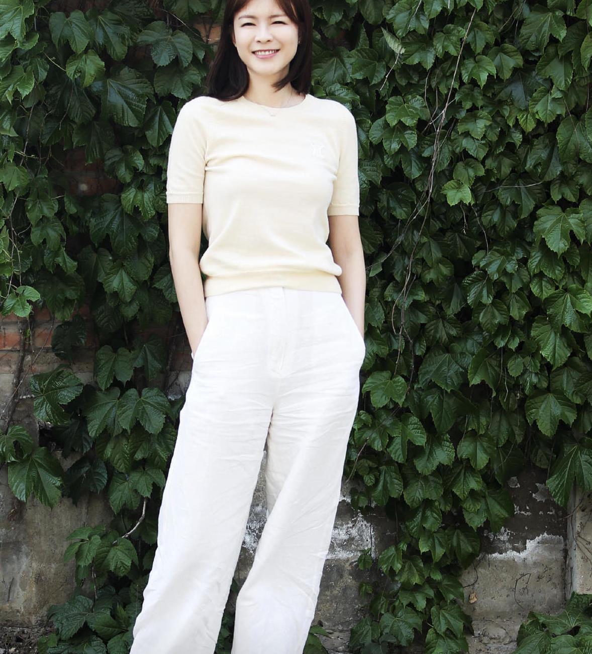 李艾机场造型"a爆"了,羽绒服配绿色针织毛衣超洋气,气场强大