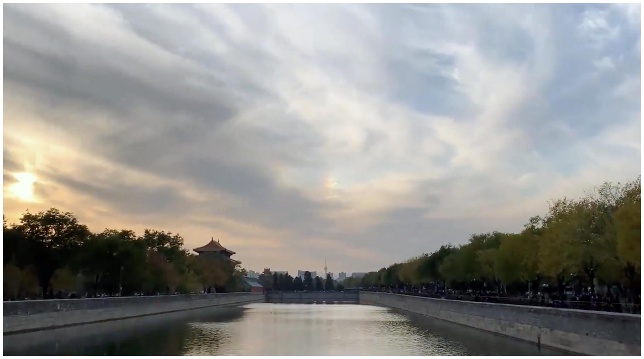 北京故宫角楼天空现七彩祥云__财经头条