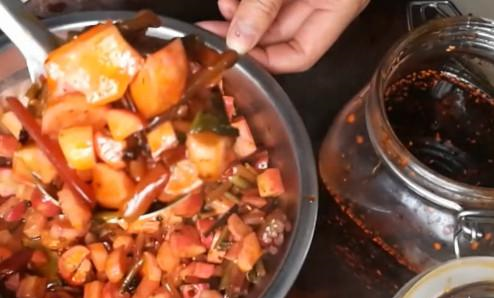 湖南人这样制作萝卜咸菜，做法简单，口味独特，比<a href=