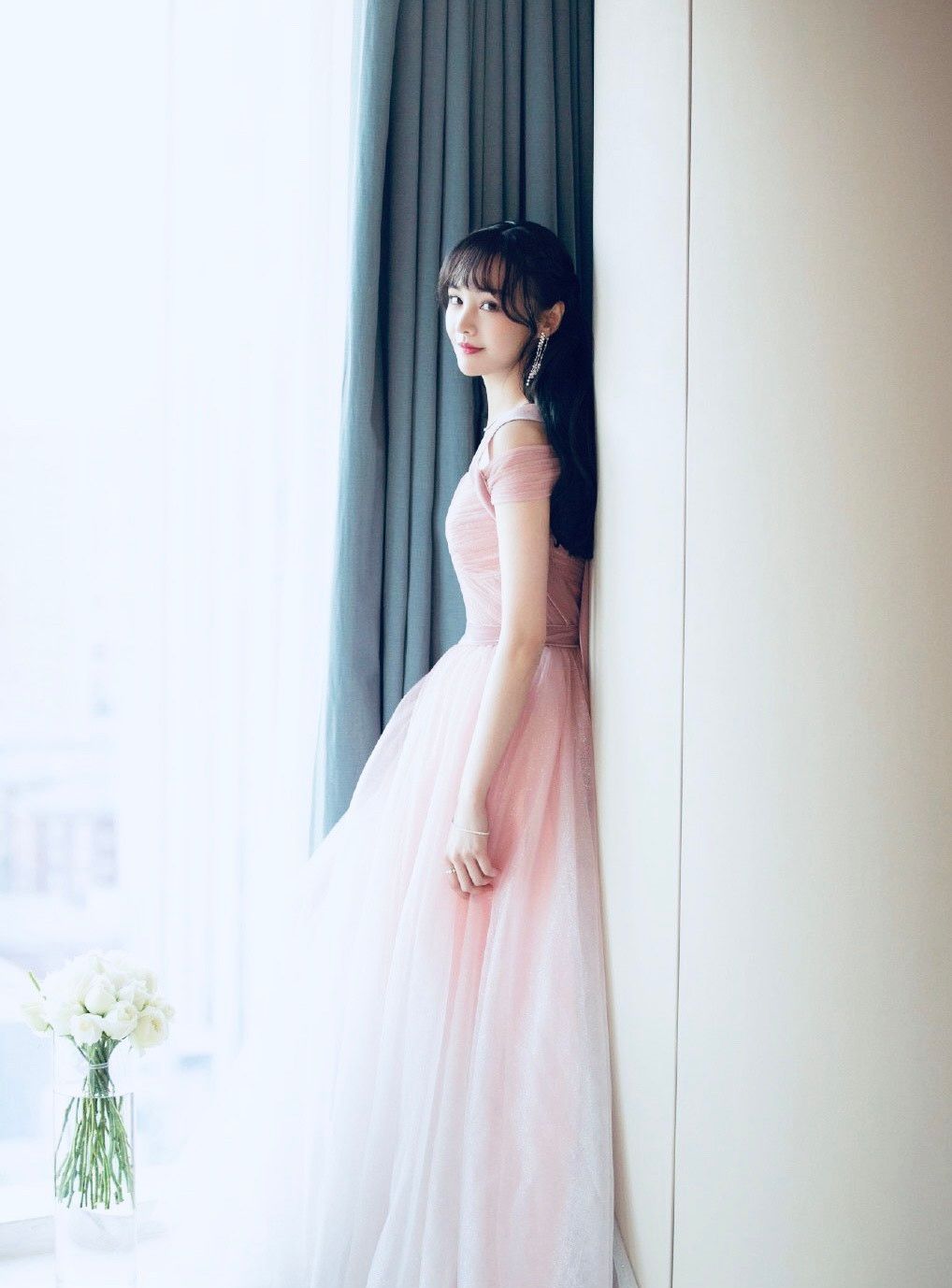 郑爽身穿不同款式的纱裙,美的像公主