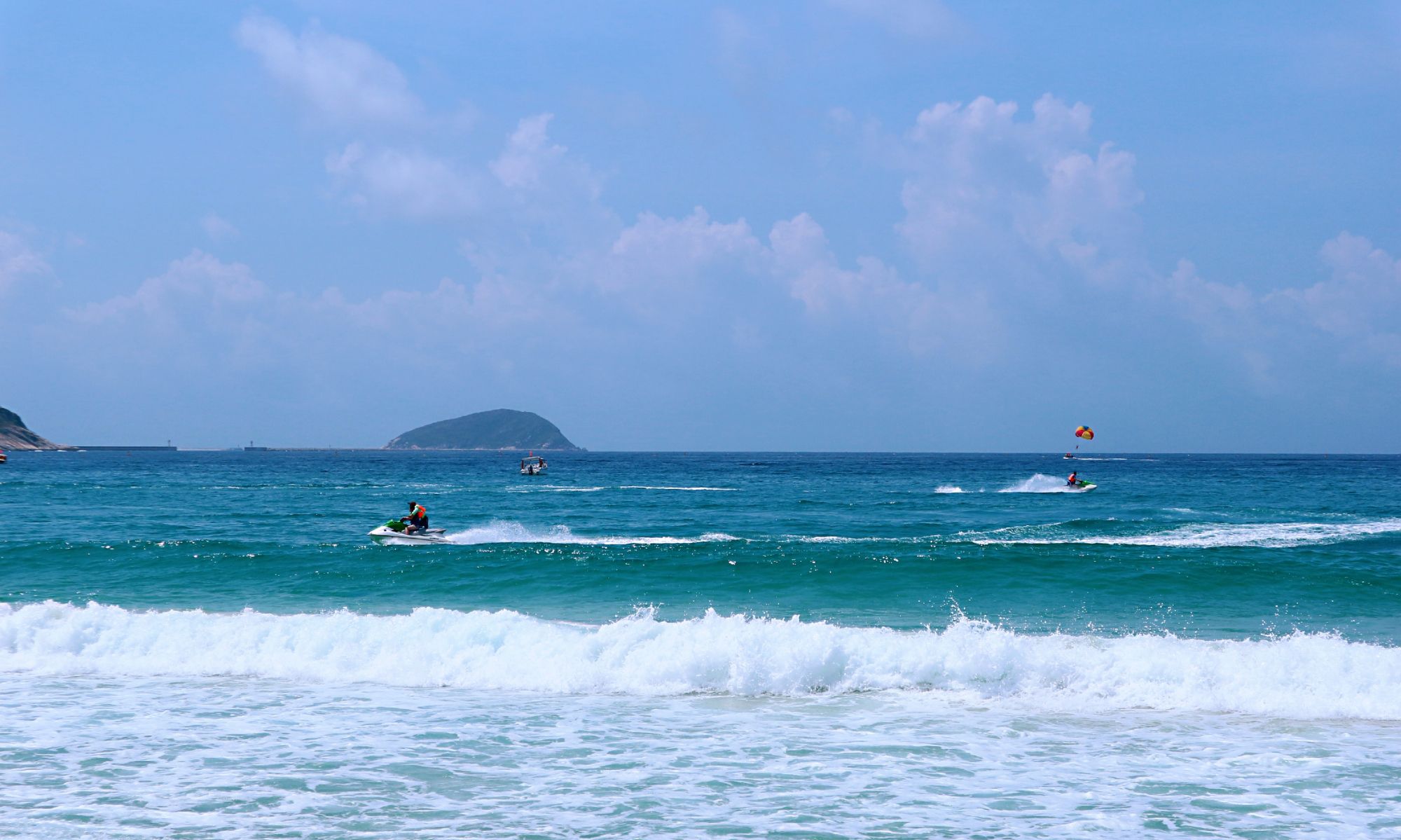 海天一色的亚龙湾太美了