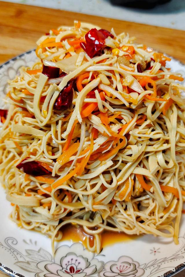 凉拌豆腐皮怎么做才好吃焯水时多加1样口感又软又嫩太好吃