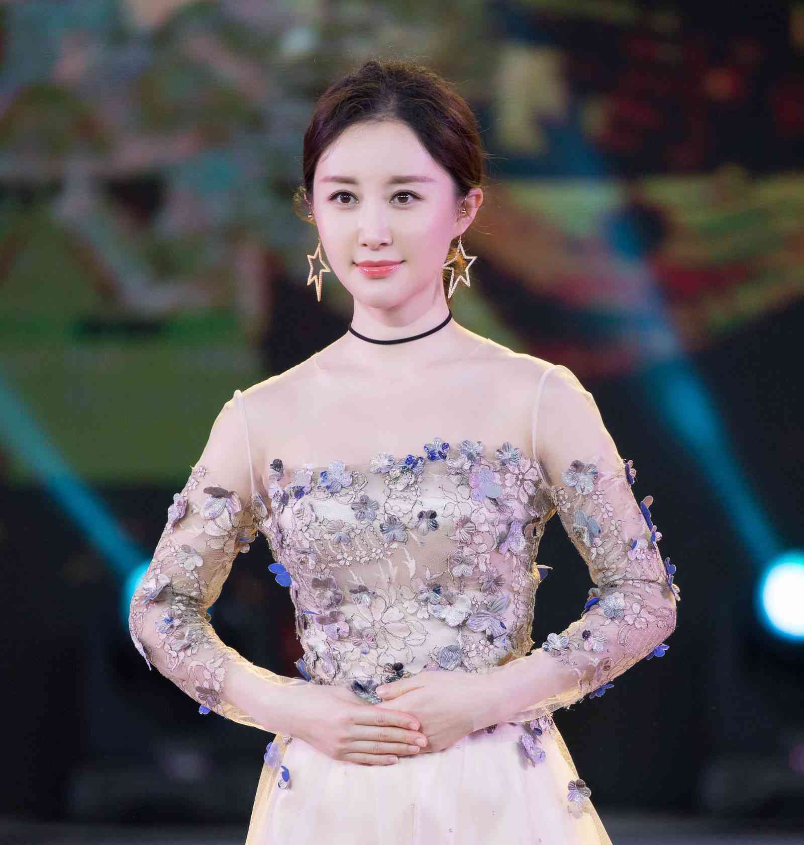 舒畅机场生图照米色复古雪纺长裙温柔清新爱马仕的绿包抢眼