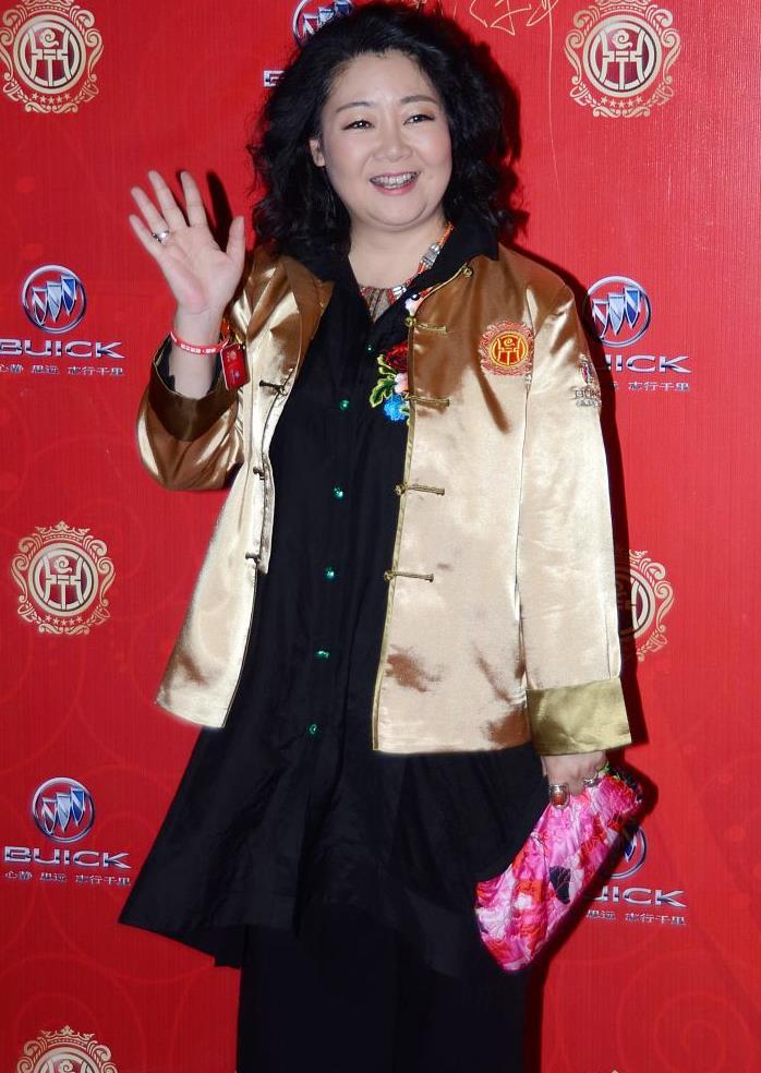萨日娜胖的真有韵味穿丝绸外套配黑衣黑裤金色唐装好华贵