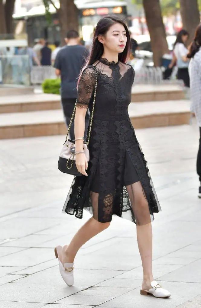 清秀唯美的小姐姐蕾丝连衣裙穿搭休闲随意,搭配起来就很有范
