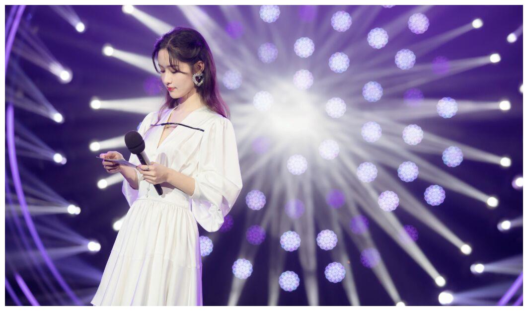 《歌手2020》中梁田穿搭有"窍门",五套主持服,拥有一套就够了