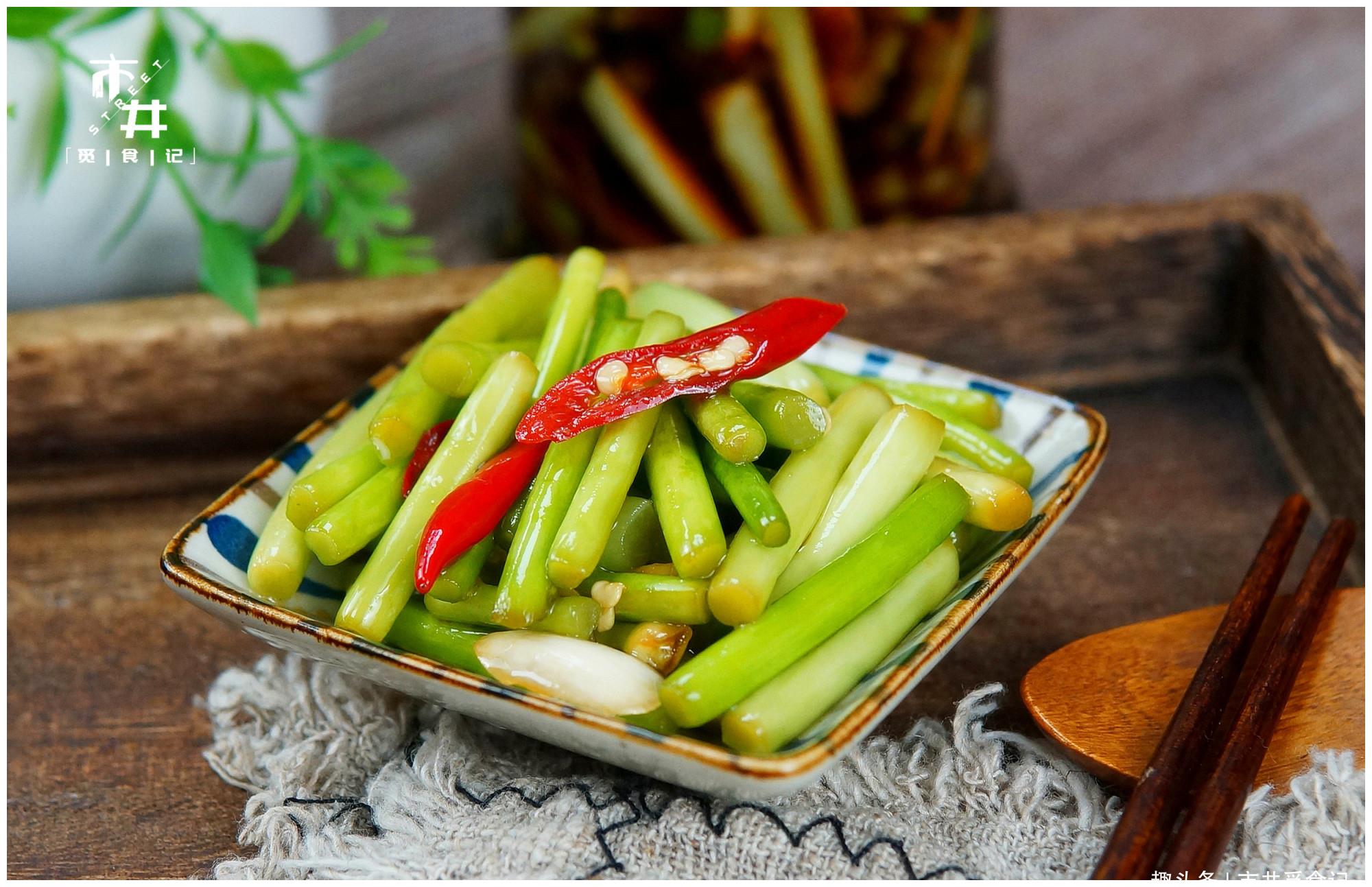 奶奶做的腌蒜苔,一次腌10斤不够吃,酸爽辛香,老一辈做法就是好