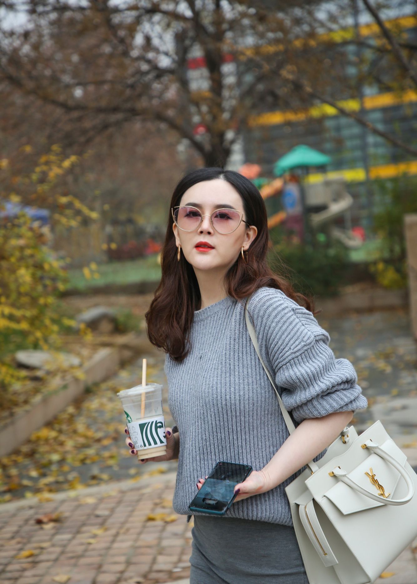 在照片中,刘竞极简穿搭不失时尚精致,其实不管工作还是生活,导演姐姐