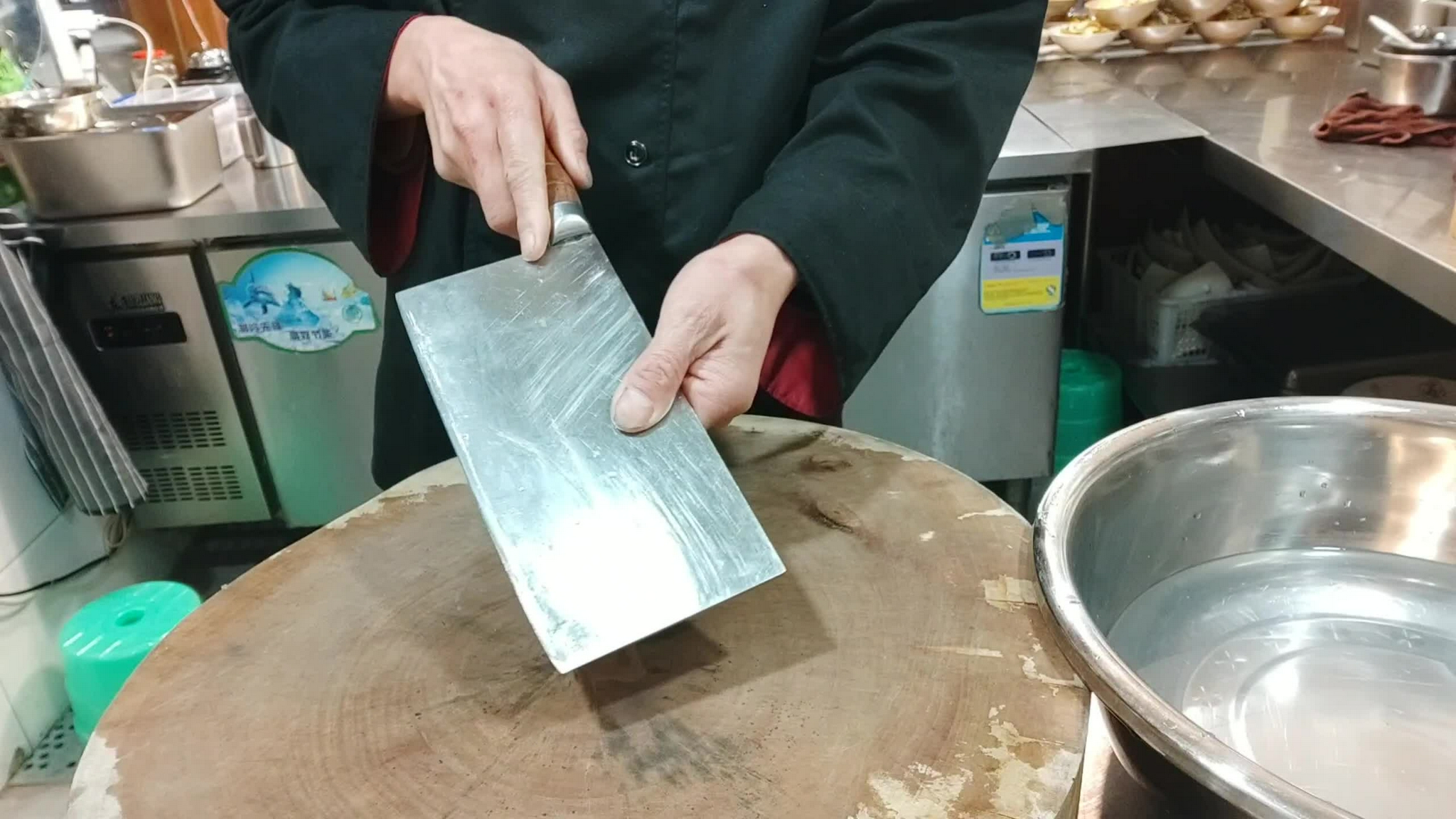 厨师长教你磨刀的正确方法,磨出的刀锋利又耐用,赶快来学吧