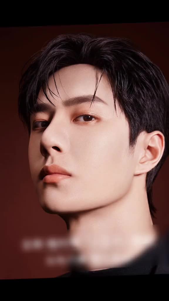 王一博这怼脸拍看得我心脏砰砰跳呀五官也太精致啦